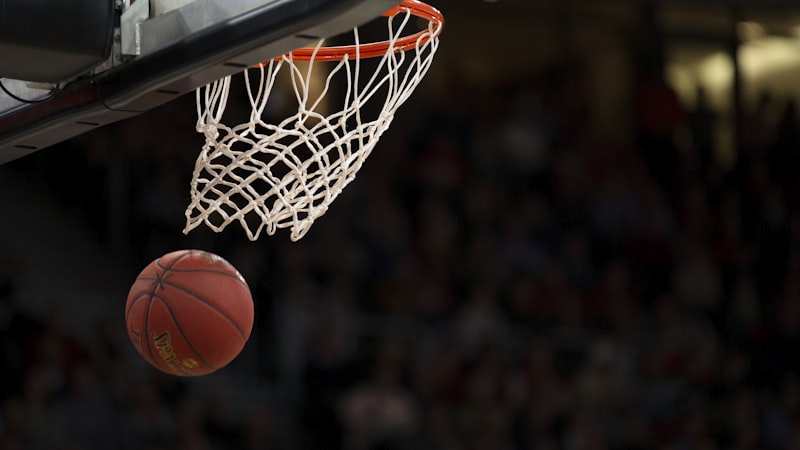NBA季后赛湖人队与勇士队的比赛直播，詹姆斯持球突破